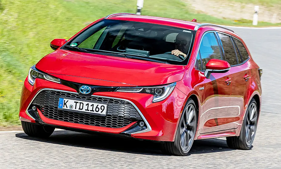 Toyota Corolla Touring Sports 2.0 Hybrid Toyota Corolla Touring Sports 2.0 Hybrid; fahrend, schräg vorne