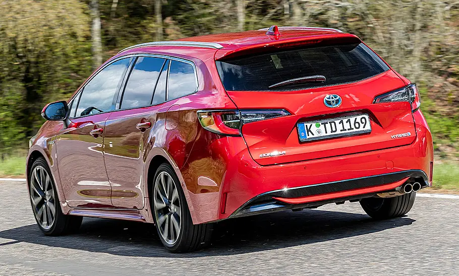 Toyota Corolla Touring Sports 2.0 Hybrid Toyota Corolla Touring Sports 2.0 Hybrid; fahrend, schräg hinten