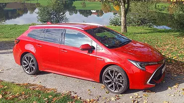 Toyota Corolla Touring Sports 2.0 Hybrid; stehend, schräg vorne - Foto: Team AUTO ZEITUNG