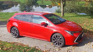 Toyota Corolla Touring Sports 2.0 Hybrid; stehend, schräg vorne - Foto: Team AUTO ZEITUNG