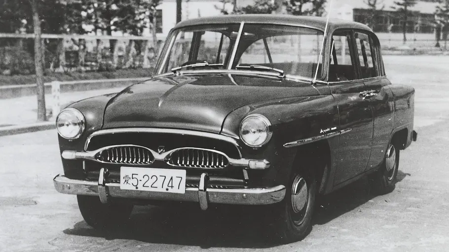 Toyota Crown statisch von schräg vorne fotografiert. 