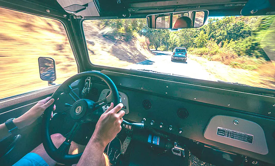 Das Cockpit des Icon4x4 FJ40.