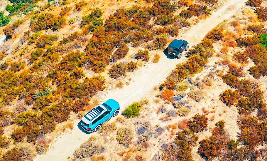 Der Toyota Land Cruiser 250/Icon4x4 FJ40 mit einer Drohne aus der Vogelperspektive fotografiert.