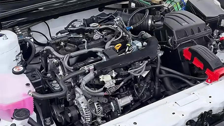 Der vordere Motor des Toyota GR Camry