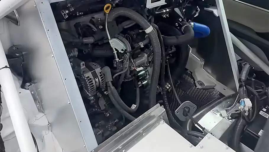 Der hintere Motor des Toyota GR Camry