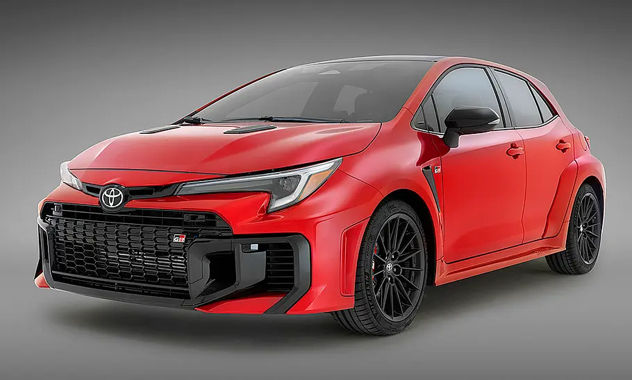 Toyota GR Corolla Facelift (2024) Toyota GR Corolla Facelift (2024); Blick von schräg links vorne auf den stehenden Corolla.