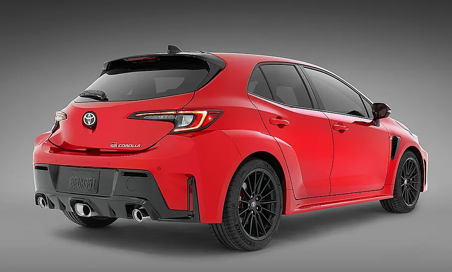 Toyota GR Corolla Facelift (2024) Toyota GR Corolla Facelift (2024); Blick von schräg rechts hinten auf den stehenden Corolla.