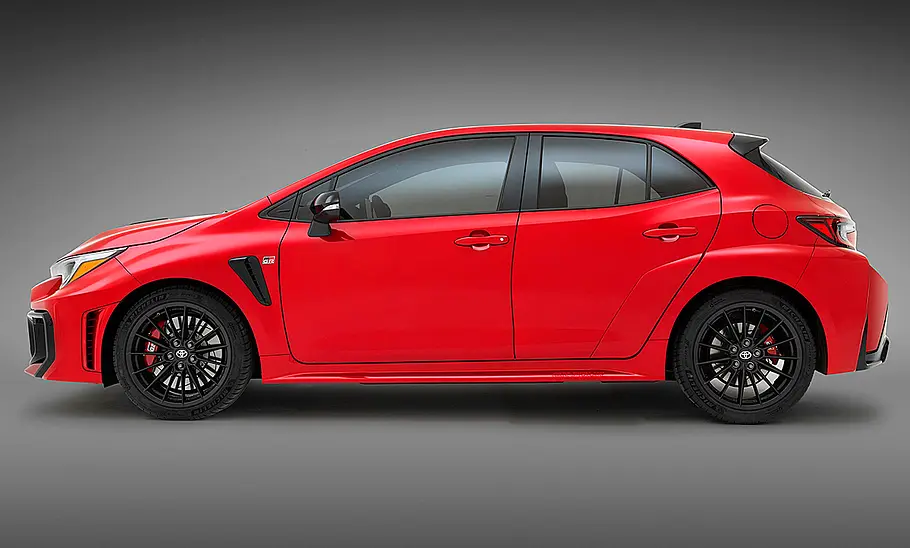 Toyota GR Corolla Facelift (2024) Toyota GR Corolla Facelift (2024); Blick auf die linke Fahrzeugseite des stehenden Corolla.