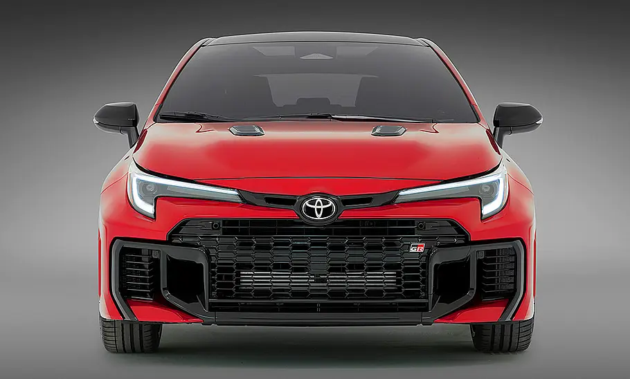 Toyota GR Corolla Facelift (2024) Toyota GR Corolla Facelift (2024); Blick auf Front des stehenden Corolla.