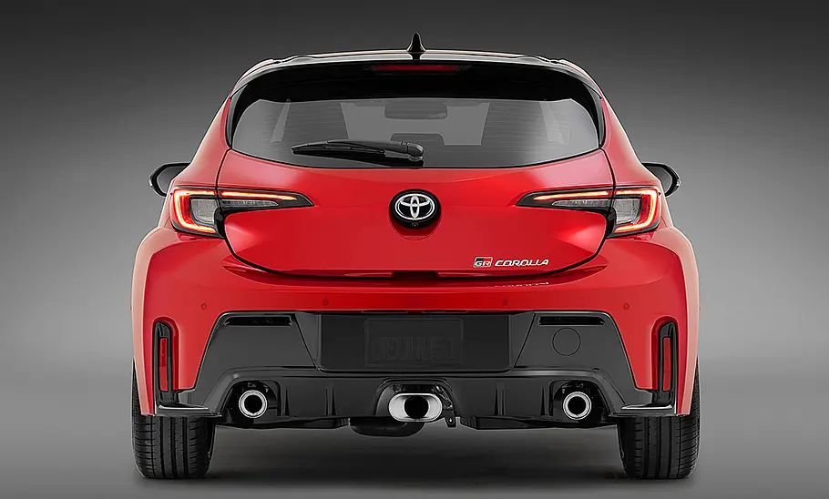 Toyota GR Corolla Facelift (2024) Toyota GR Corolla Facelift (2024); Blick auf Heck des stehenden Corolla.