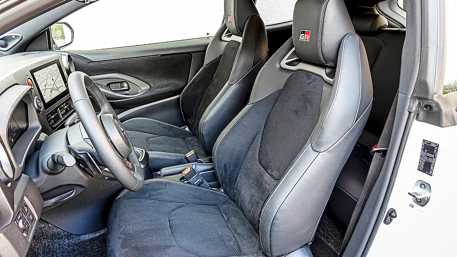 Blick auf die Vordersitze im Innenraum des Toyota GR Yaris.