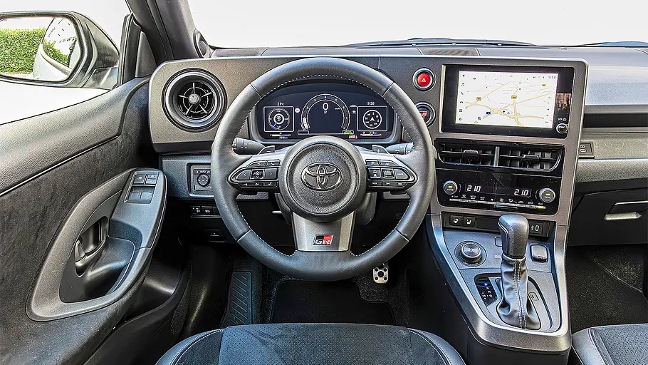Blick auf die Armaturen im Innenraum des Toyota GR Yaris. 
