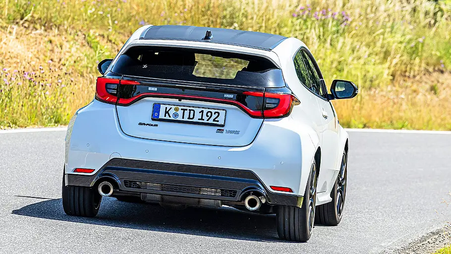 Blick von schräg hinten auf den fahrenden Toyota GR Yaris.