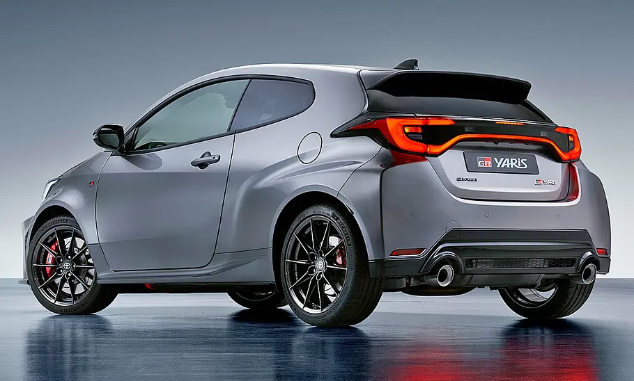 Toyota GR Yaris Facelift (2024) Das Toyota GR Yaris Facelift (2024) steht in Studioumgebung, von hinten links fotografiert.