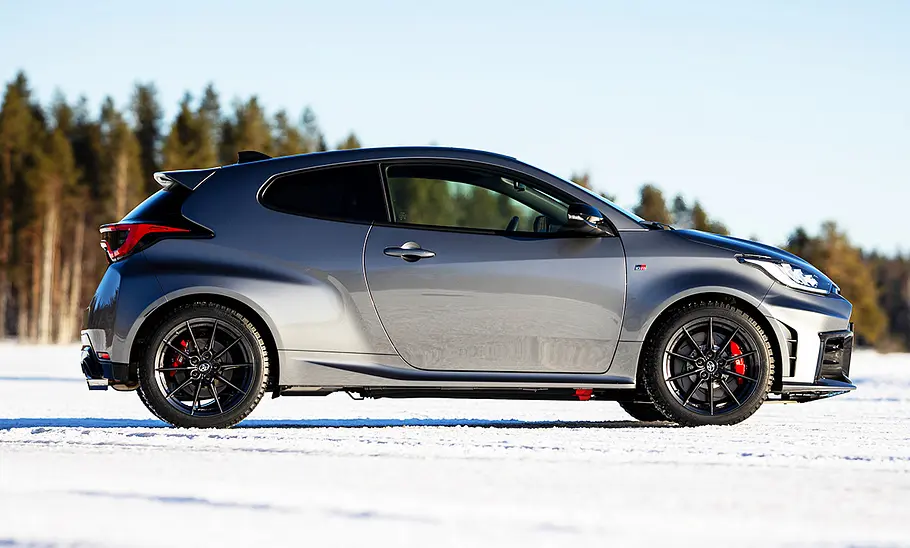 Toyota GR Yaris Facelift (2024); stehend im Schnee, Seite