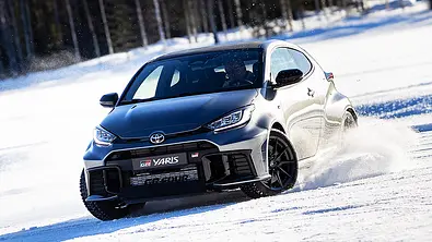 Toyota GR Yaris Facelift (2024); fahrend im Schnee, schräg vorne - Foto: Toyota