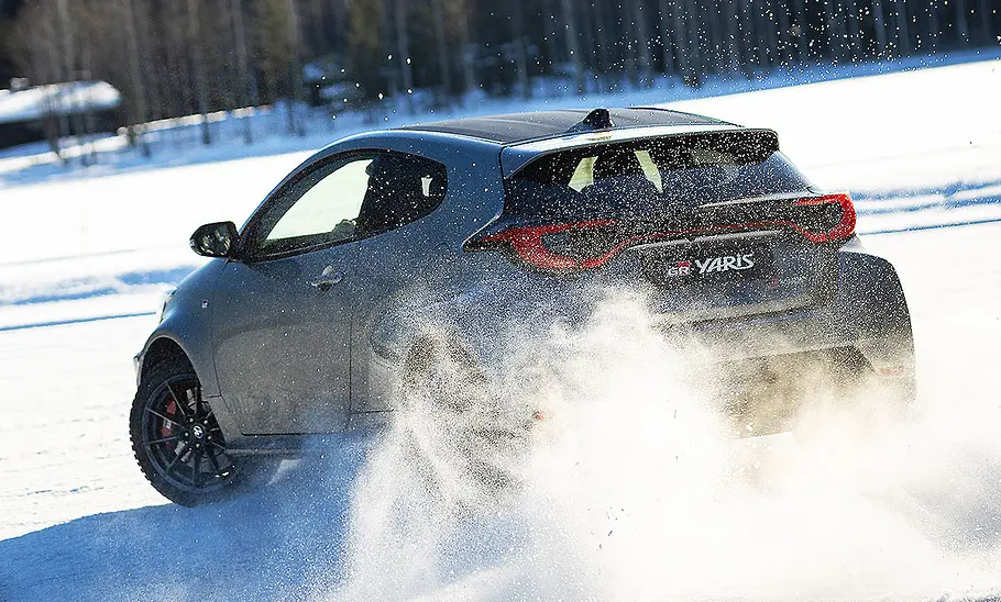 Toyota GR Yaris Facelift (2024); fahrend im Schnee, schräg hinten