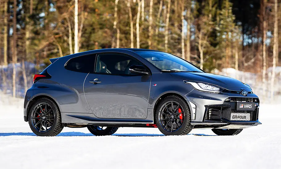 Toyota GR Yaris Facelift (2024); stehend im Schnee, schräg vorne