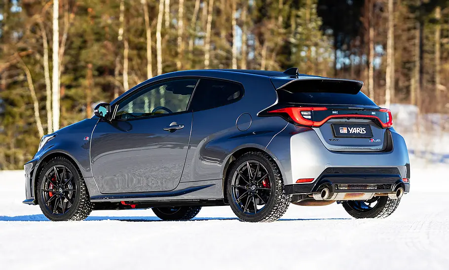 Toyota GR Yaris Facelift (2024); stehend im Schnee, schräg hinten