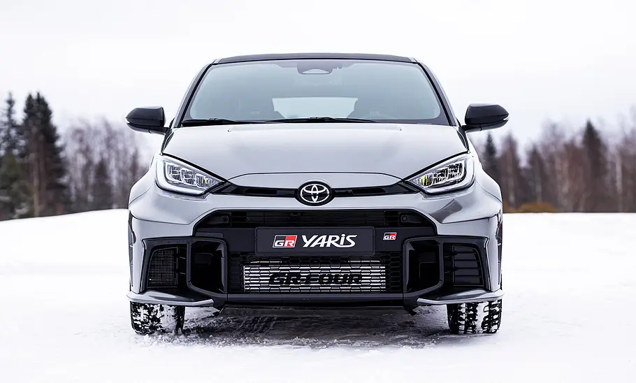 Toyota GR Yaris Facelift (2024); stehend im Schnee, Front