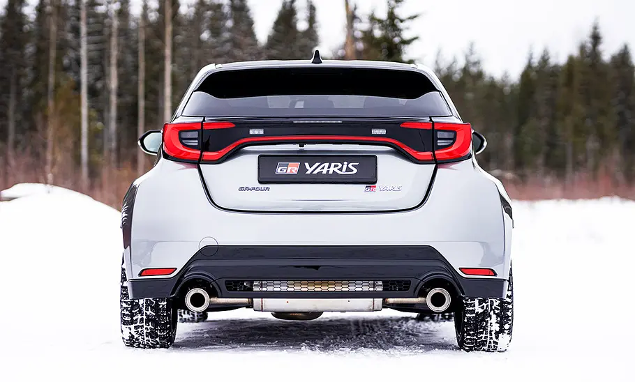 Toyota GR Yaris Facelift (2024); stehend im Schnee, Heck
