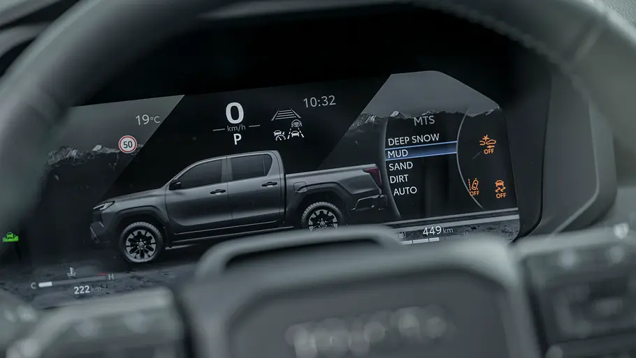 Toyota Hilux 2.8 D Das Tachodisplay des Toyota Hilux 2.8 D mit der Auswahl der Fahrmodi im Detail.