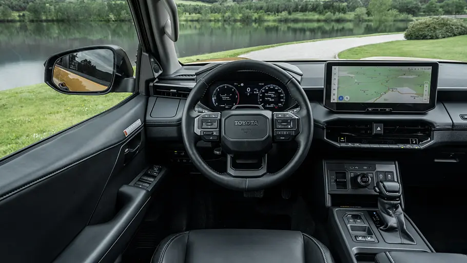 Toyota Hilux 2.8 D Blick auf das Cockpit des Toyota Hilux 2.8 D aus Sicht der fahrenden Person.