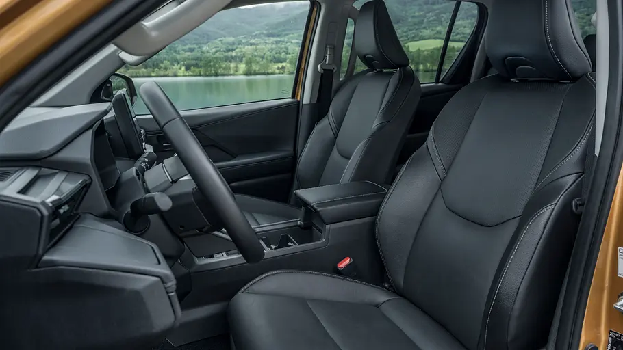 Toyota Hilux 2.8 D Blick durch die geöffnete Fahrertüre auf die Vordersitze des Toyota Hilux 2.8 D.