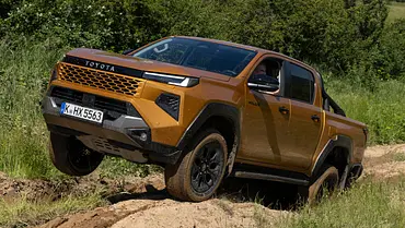 Der Toyota Hilux 2.8 D dynamisch im Gelände von schräg vorne links. - Foto: Toyota Der Toyota Hilux 2.8 D dynamisch im Gelände von schräg vorne links. - Foto: Toyota