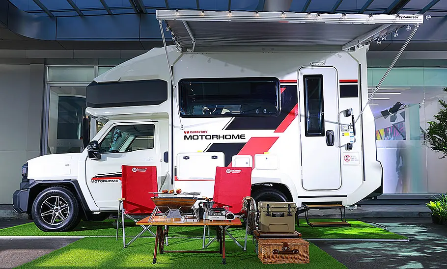 Carryboy Toyota Hilux Champ (2024) Das Bild zeigt den Carryboy Toyota Hilux Champ stehend von der Seite.