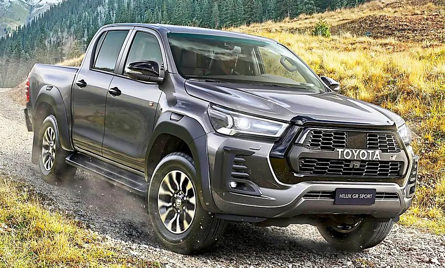 Der Toyota Hilux fahrend von schräg von vorne fotografiert.