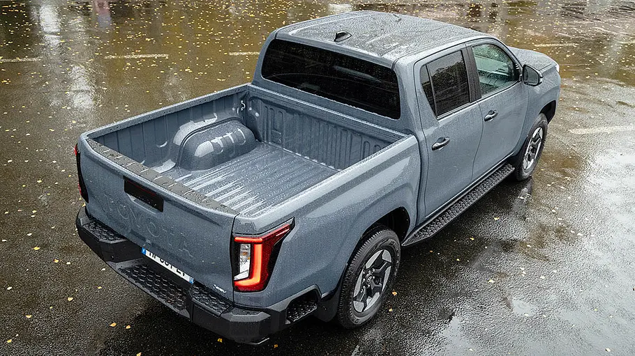 Der Toyota Hilux BEV, von hinten rechts fotografiert.