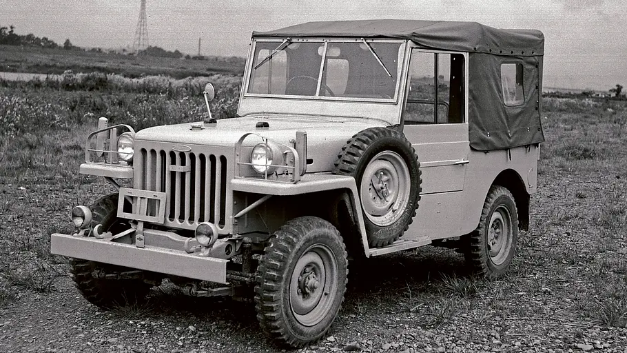 Toyota Land Cruiser statisch von schräg vorne fotografiert. 