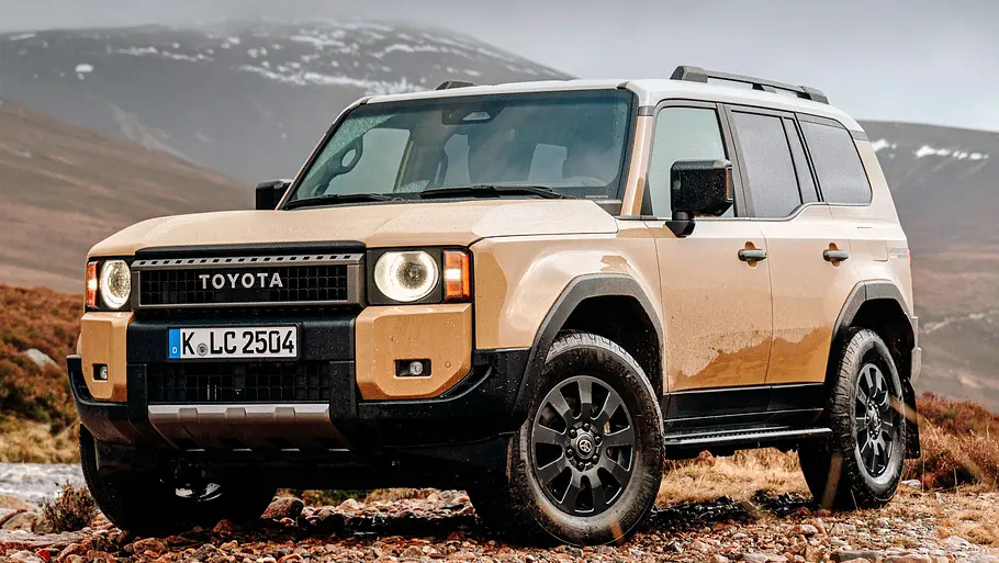 Toyota Land Cruiser statisch von schräg vorne fotografiert. 