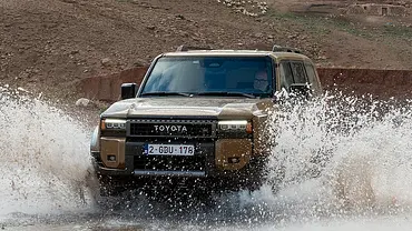 Der Toyota Land Cruiser (2024) fährt durch Wasser; von vorne fotografiert. - Foto: Harald Dewo
