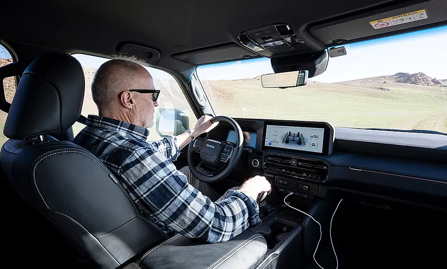Toyota Land Cruiser (2024) Redakteur Elmar Siepen am Steuer des Toyota Land Cruiser (2024); zu sehen ist das Cockpit.