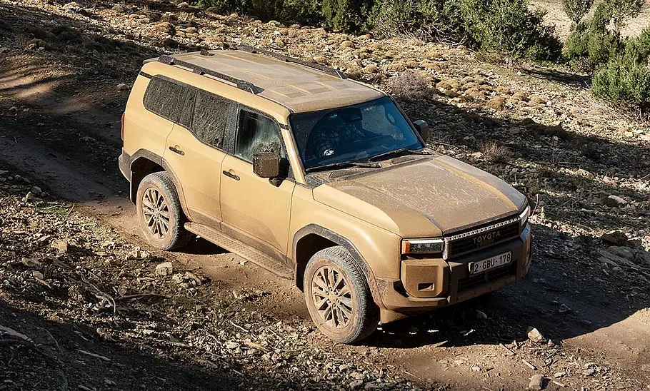 Toyota Land Cruiser (2024) Der Toyota Land Cruiser (2024) statisch von schräg vorne und oben fotografiert.