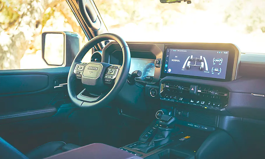 Das Cockpit des Toyota Land Cruiser 250.