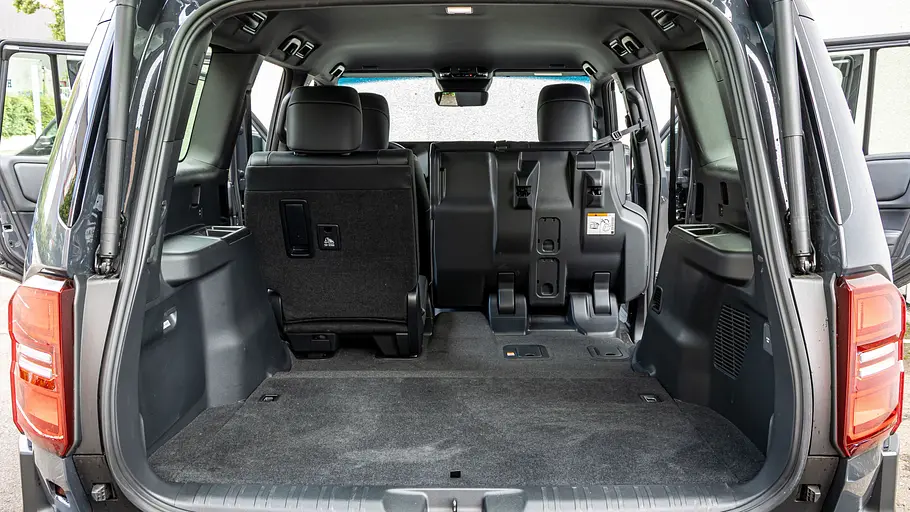 Toyota Land Cruiser Der Kofferraum des Toyota Land Cruiser mit 2:3 umgeklappter Rücksitzbank.