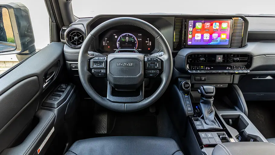 Toyota Land Cruiser Das Cockpit des Toyota Land Cruiser.