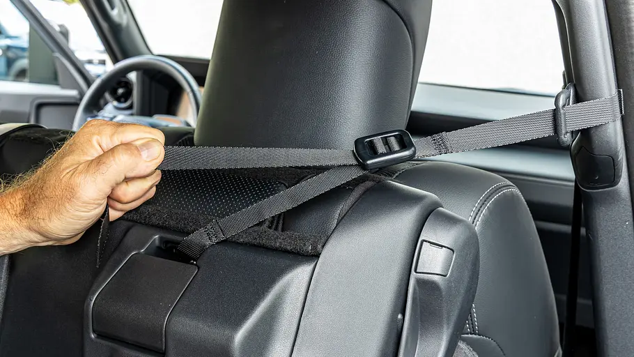 Toyota Land Cruiser Das Detailbild zeigt die Schlaufe, mit der die hochgeklappte Rücksitzbank fixiert wird.