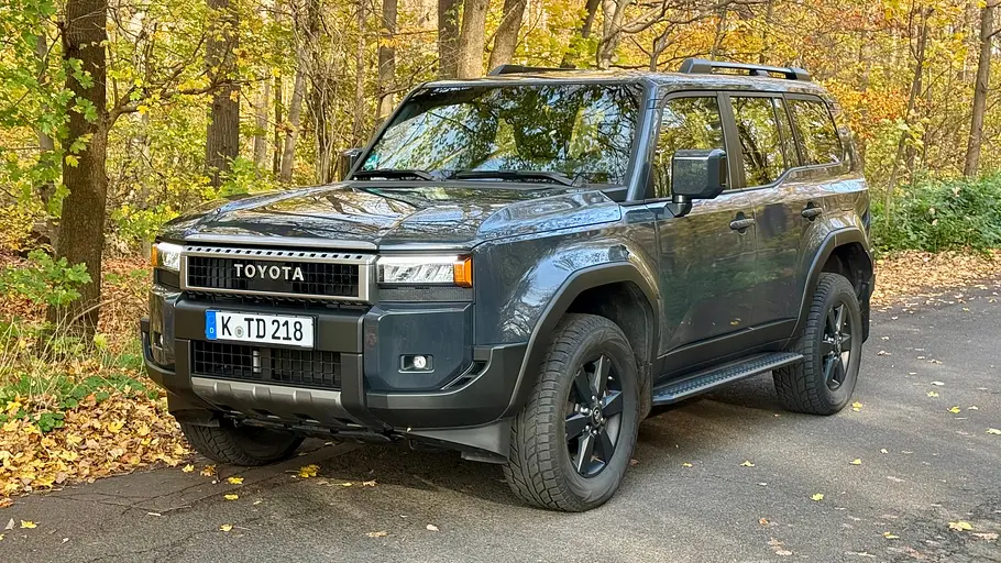 Toyota Land Cruiser Der Toyota Land Cruiser steht auf einem Forstweg im Wald, fotografiert von schräg vorne.