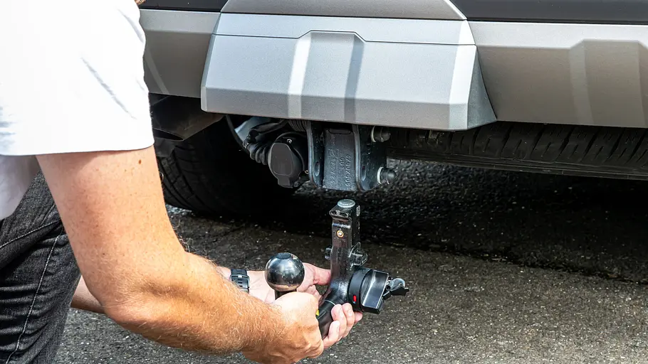 Toyota Land Cruiser AUTO ZEITUNG-Redakteur Martin Urbanke montiert die Anhängerkupplung des Toyota Land Cruiser.