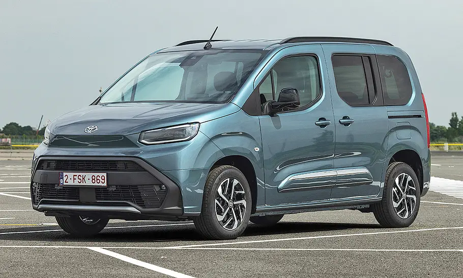 Toyota Proace City Verso steht auf einem großen Parkplatz, Ansicht von vorne links.