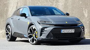 Blick von schräg vorne auf den Toyota Crown Sport von Aero Over. - Foto: Aero Over Blick von schräg vorne auf den Toyota Crown Sport von Aero Over. - Foto: Aero Over
