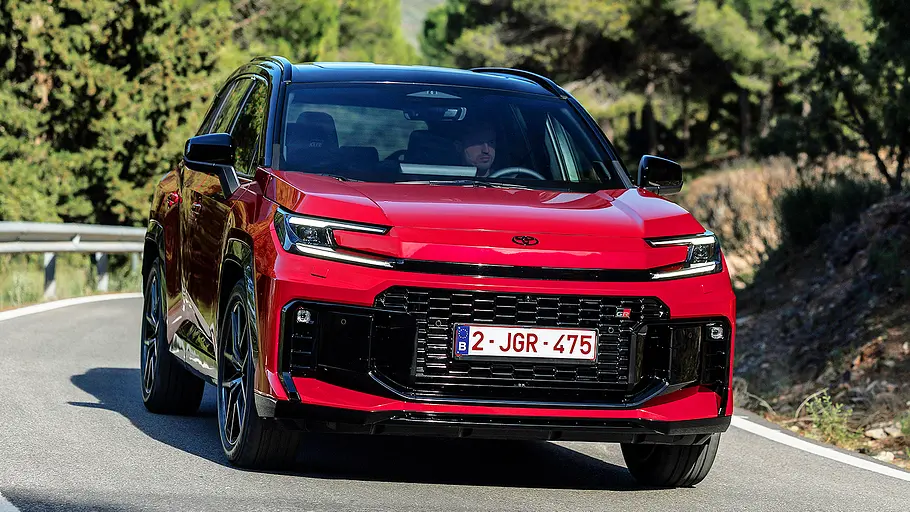 Toyota RAV4 (2026) Blick von schräg vorne auf den fahrenden Toyota RAV4 (2026).