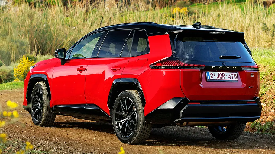 Toyota RAV4 (2026) Blick von schräg hinten auf den Toyota RAV4 (2026).