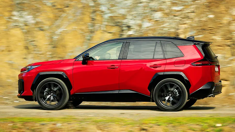 Toyota RAV4 (2026) Blick von der Seite auf den fahrenden Toyota RAV4 (2026).