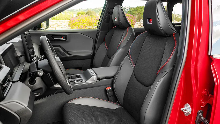 Toyota RAV4 (2026) Blick auf die Vordersitze im Innenraum des Toyota RAV4 (2026).
