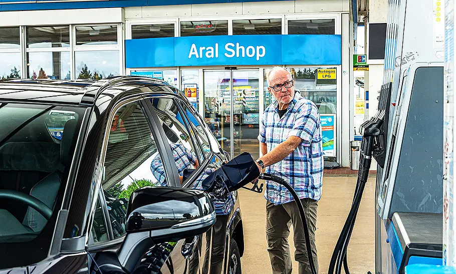Ein Mann tankt seinen Toyota RAV4 an einer Aral-Tankstelle.